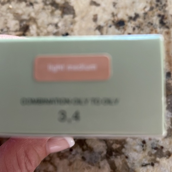 COPY - Clinique BB cream light medium nib spf40 acne solutions - Picture 2 of 3